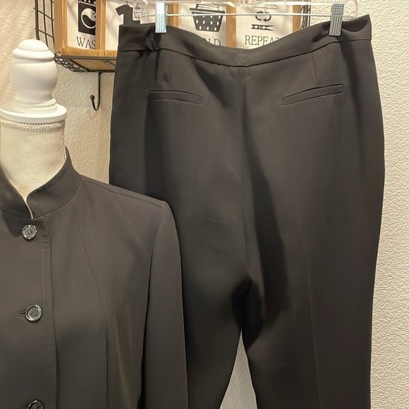 Calvin Klein 2 pc suit. High neck collar jkt w/pkts. Classic slacks w/side pkts. - Picture 11 of 14